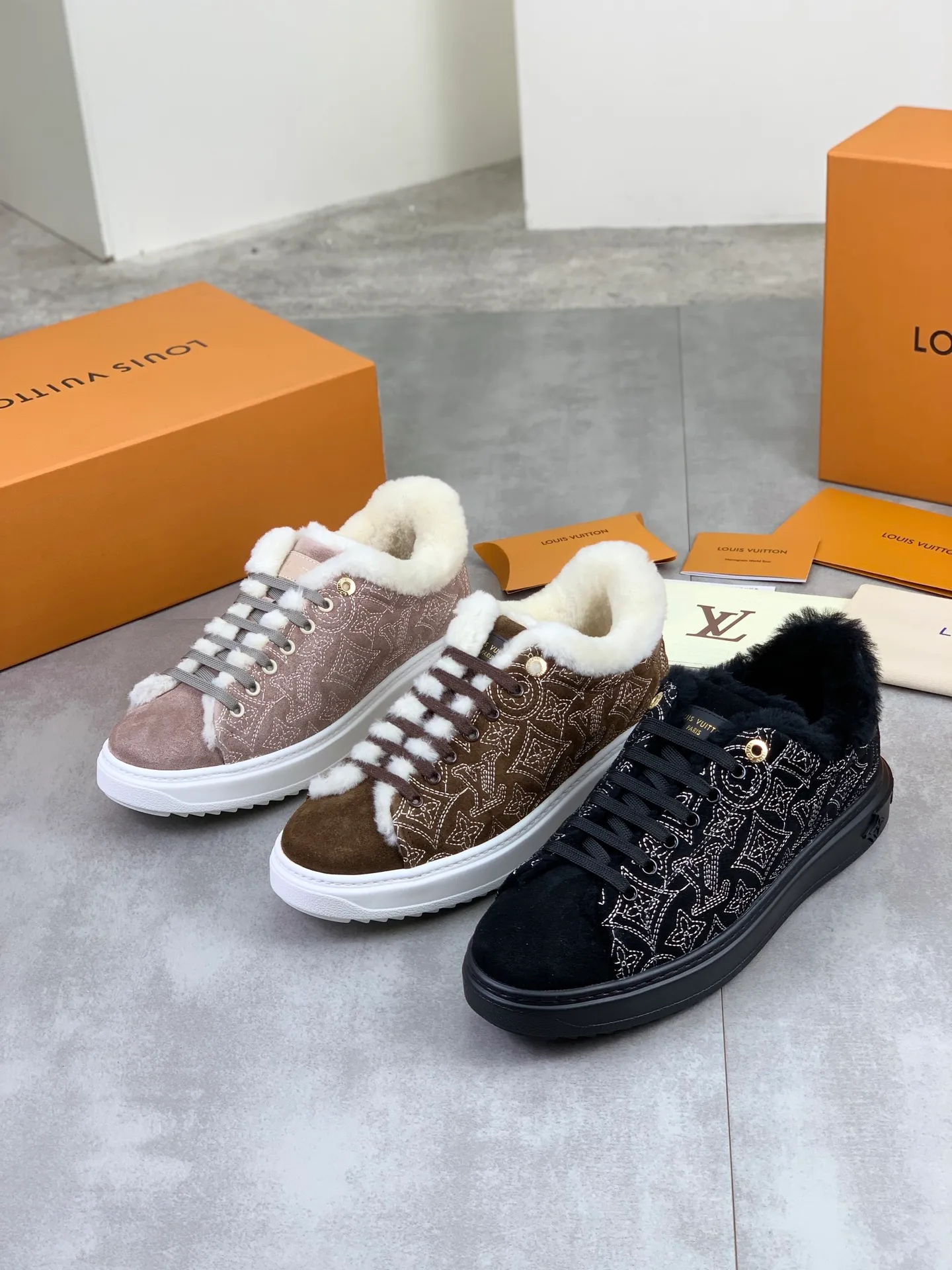 Factory price P740 Wool lining 💶 Top version [LOUIS VUITTON] Couple 🧑‍🤝‍🧑 Craftsman style Counter series (original order) New style 🍀LV Louis Vuitton - top version LV classic high-top trendy shoes! Made of imported original craft calfskin, original warm wool lining, and original wear-resistant, lightweight, high-end TPU outsole! High quality products! 3️⃣ colors available, code numbers: female 35-39, male 39-44 (female 40, male 45 46 customized)